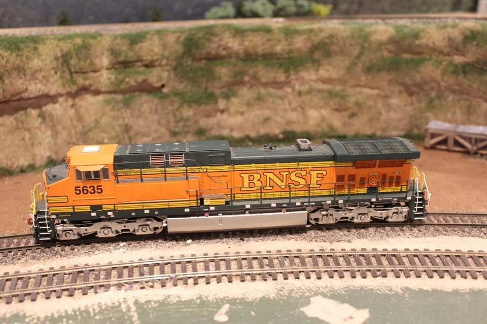 BNSF ScaleTrains GE AC4400CW #5635 as Built DCC Ready in HO Scale - Image 3 of 4
