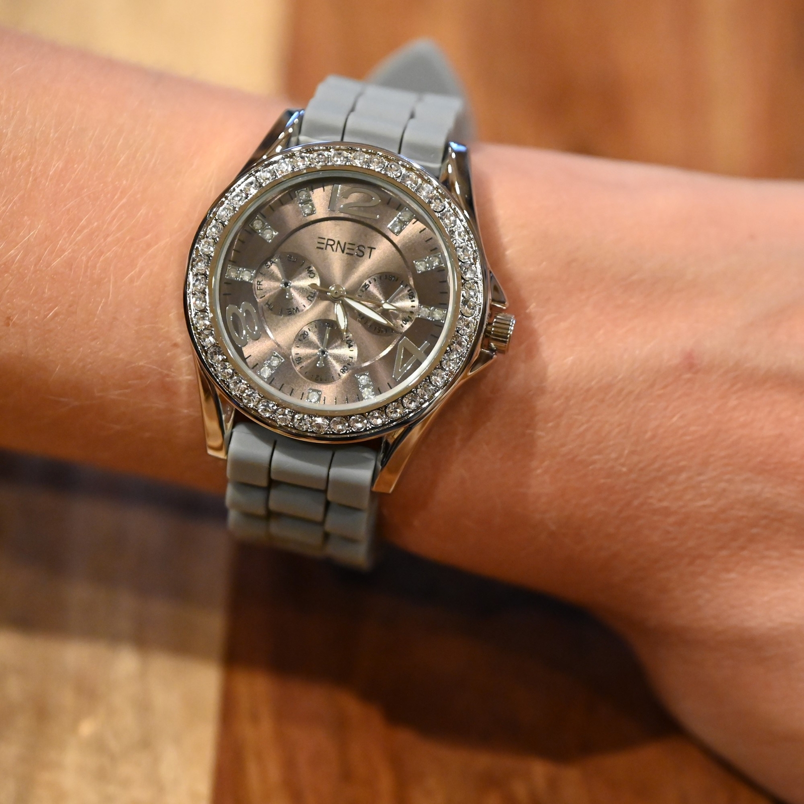 Montre Ernest silicone gris foncé cadran strass, l'élégance minimaliste haut de gamme