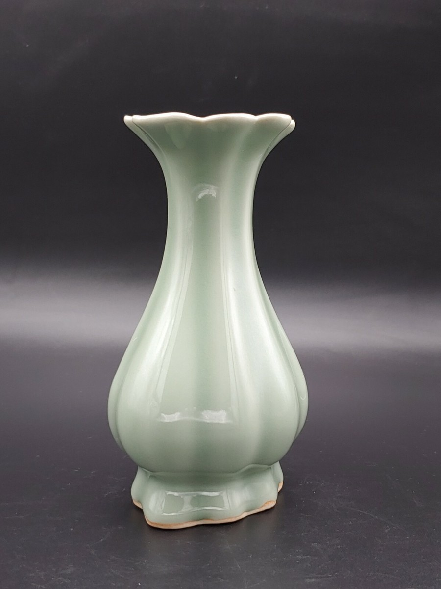 龙泉窑瓷器豆青釉海棠式瓜棱瓶Vintage Chinese Longquan Porcelain