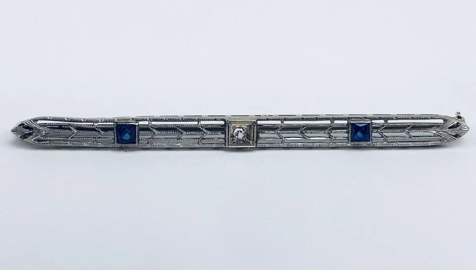 Antiguo broche de filigrana vintage de platino de oro blanco de 18 quilates con diamantes y zafiro azul Foto 2 de 4