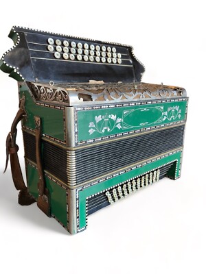 Akkordeon 1930 grün mit Perlmuttknöpfen mit Ledertasche