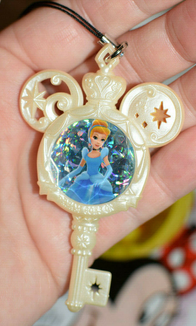 Tokyo Disneyland GACHA machine plastic key dangle Minnie