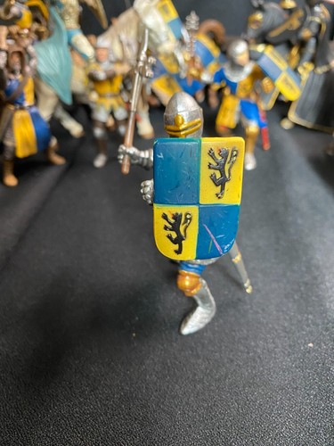 Schleich Mundo de Caballeros Medieval Azul Amarillo Caballero Soldado Guerra Martillo #70021 - Imagen 2 de 4