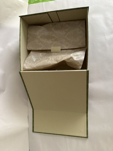 GUCCI VACÍA CAJA DE REGALO VERDE EN RELIEVE tapa magnética con bisagras 10,5 X 8,5 X 4,5 - Imagen 2 de 5