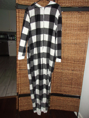 Family  Hooded One piece Pajamas Adults Black White  Checkered SZ LARGE NWT