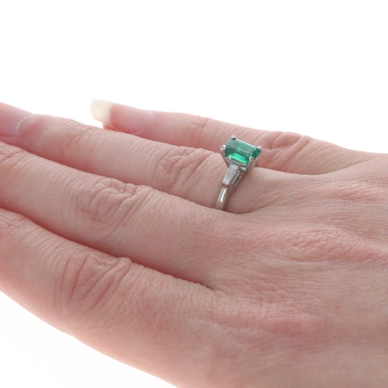 Anillo de platino con esmeraldas y diamantes creados en laboratorio - corte esmeralda .96ctw Foto 4 de 4