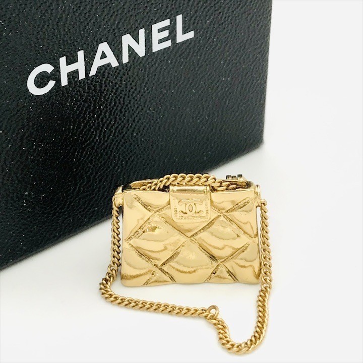 Excellent condition CHANEL Coco mark matelass bag motif W chain gold brooch acce