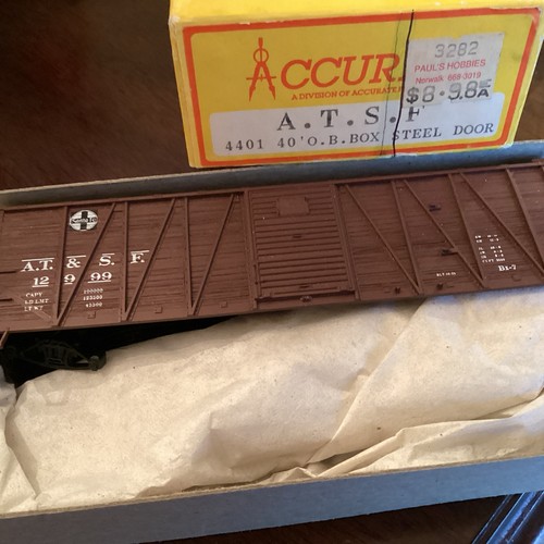 HO Accurail 40' Santa Fe exterior madera reforzada vagón de una sola puerta ATSF 12999 NOS | Zustand: New