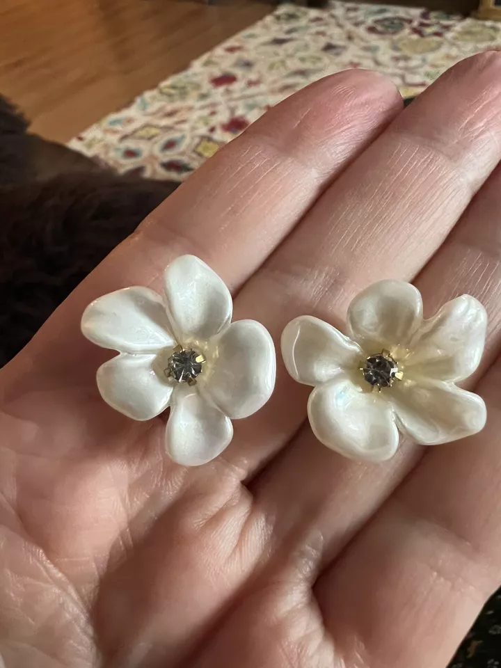 Pendientes de flores Zara acrílico perla blanco plata circonita cúbica Foto 3 de 4