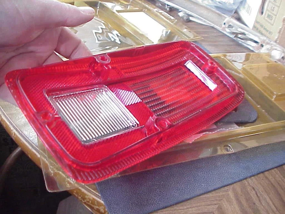 Dodge Plymouth Van 1971-77 nueva lente de luz trasera y junta NOS B100 a B300 Foto 3 de 4