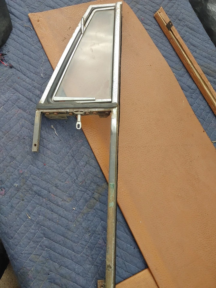 MERCEDES W111 220SE 250SE 280SE CUPÉ, PUERTA LATERAL IZQUIERDA VENTANA VENTILACIÓN CROMADA Foto 2 de 4