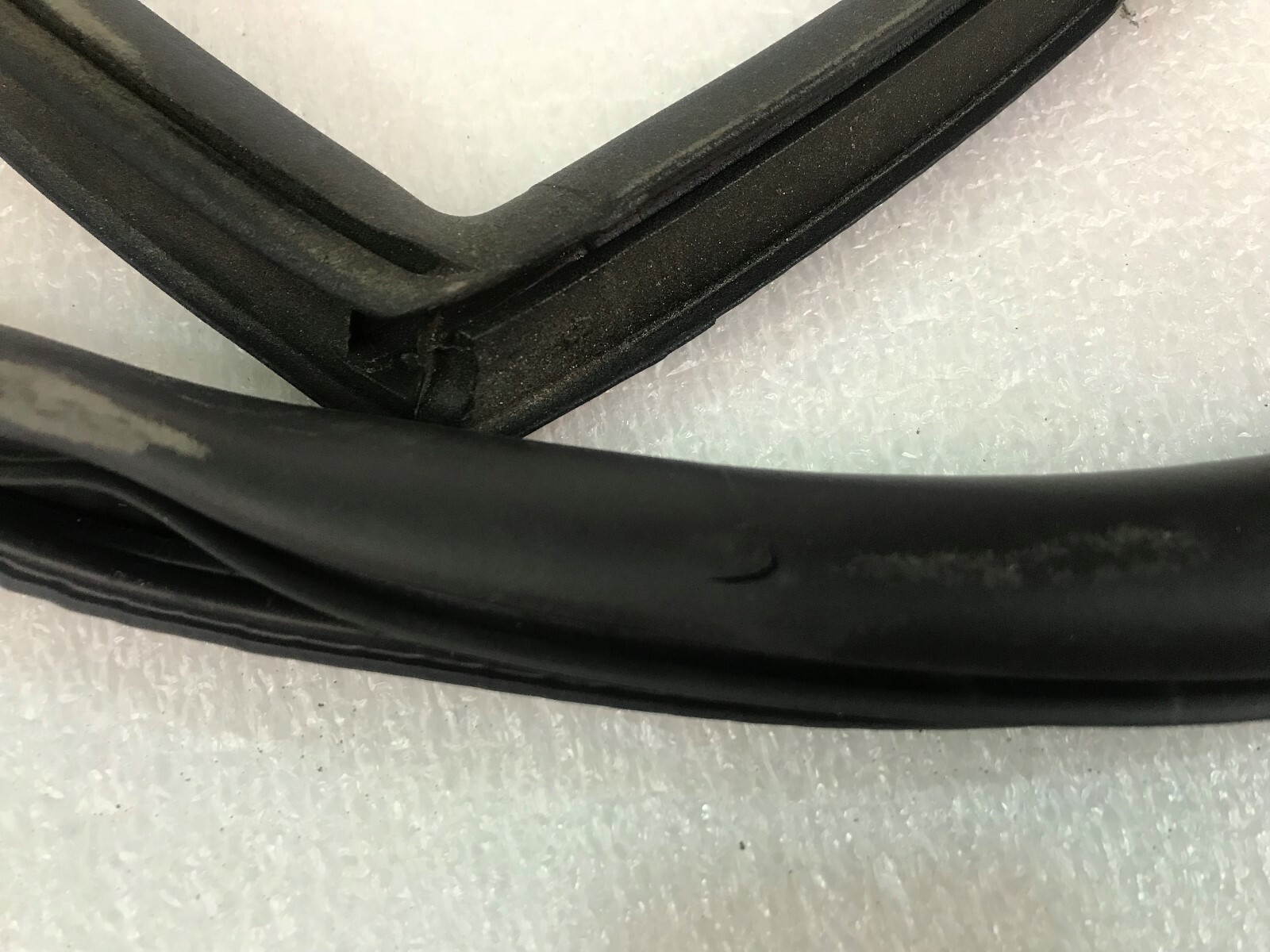 LAMBORGHINI HURACAN LP610 RIGHT PASSENGER DOOR SEAL MOULDING OEM 4T8831708B