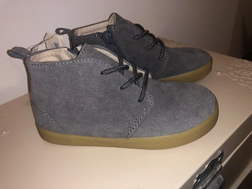 Zapatilla deportiva Gap gris de gamuza para niños pequeños talla 10 Foto 2 de 4