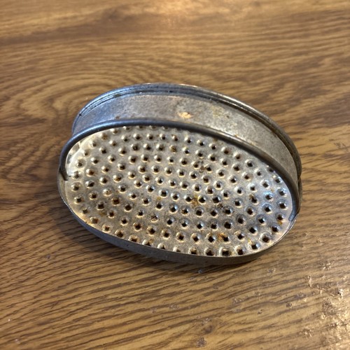 Vintage Metal Potato Veggie Vegetable Grater with Handle, Handheld Unbranded - Imagen 3 de 4