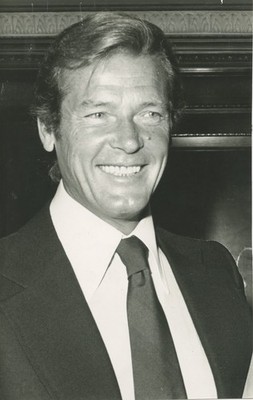 A06 A0660   Sir Roger Moore Portrait, James Bond Actor