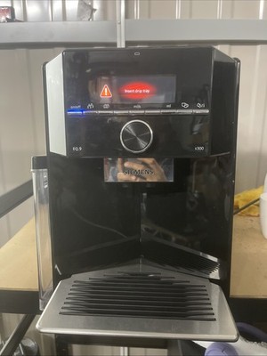 Siemens EQ9 S300 Kaffeevollautomat, silber/schwarz, Bean-to-Cup. Tropfschale fehlt