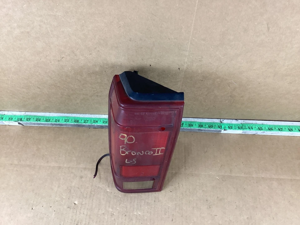 Conjunto de luz trasera izquierda del lado del conductor Ford Bronco II 1984-1990 Foto 3 de 4