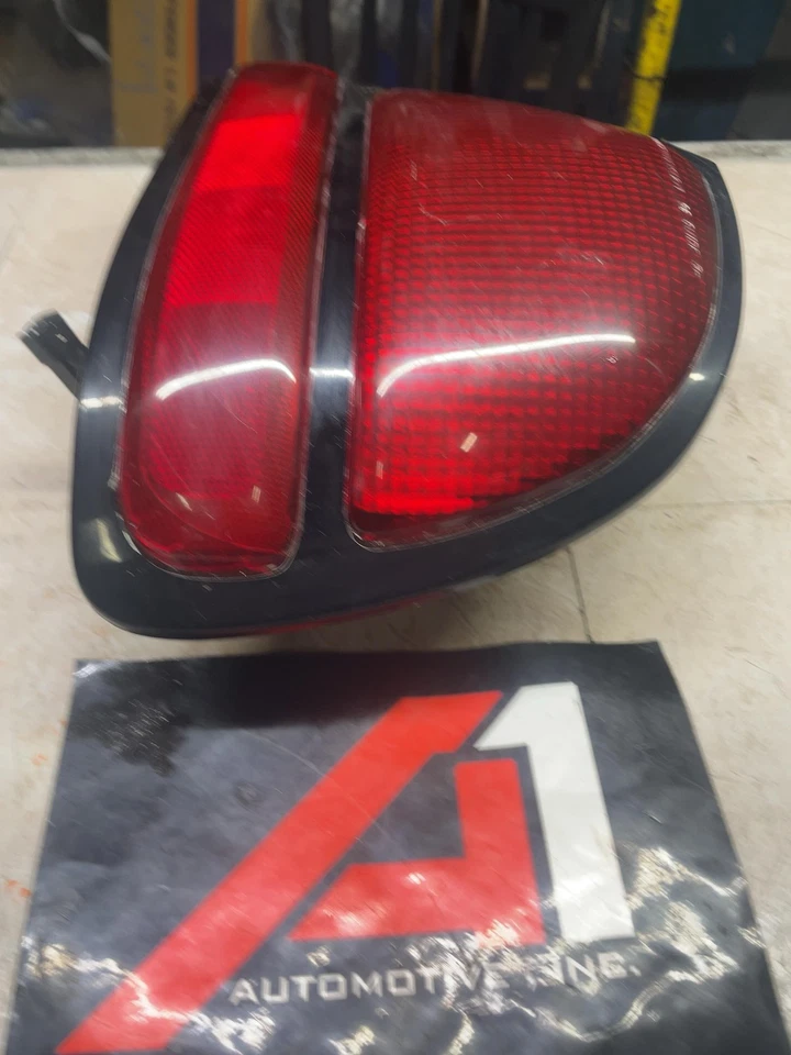 96-99 OLDS EIGHTY-EIGHT 88 Passenger Right Tail Light Assembly 1 Bad Mount OEM - Image 4 of 4