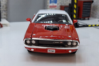 1970 Dodge Challenger R/T 1/24スケール 絶版 Amazon.com: 1970 Dodge Challenger R/T Coupe Red with White