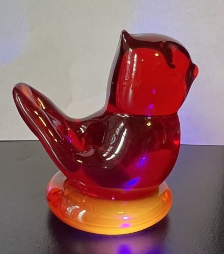Vintage Titan Art Glass Cardinal Of Love Bird Signed W. Ward Base UV Reactive - Picture 1 of 6