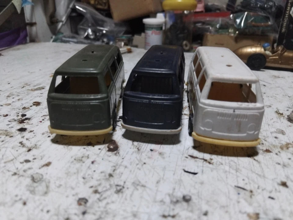 Grisoni lotto 3 furgoni Volkswagen T2 in plastica 1/60  - Immagine 3 di 4