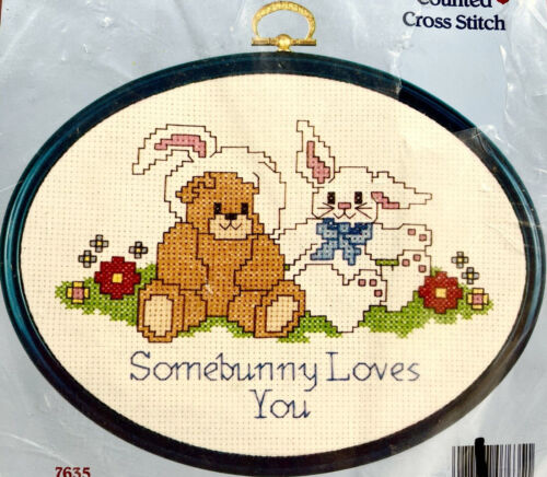 NEW 1987 Dimensions Somebunny Loves You 7635 Counted Cross Stitch Kit 7x5 10878 - Afbeelding 1 van 3