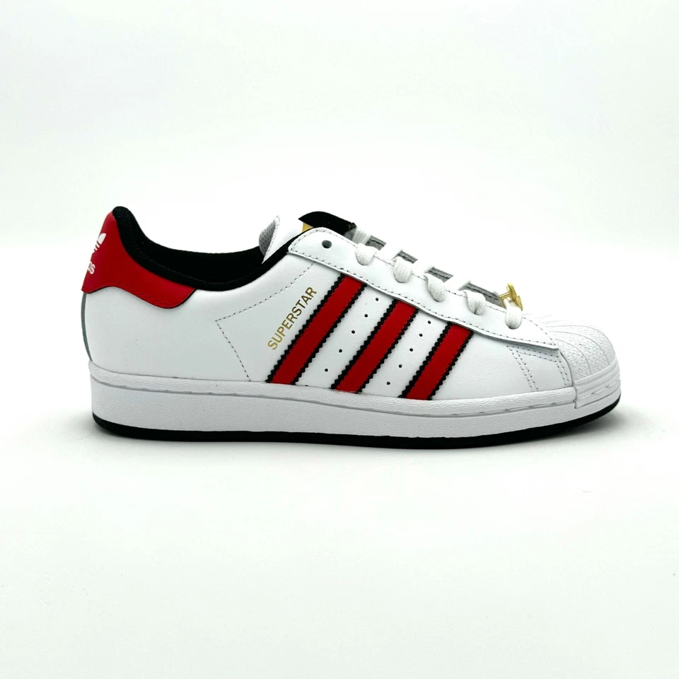 Zapatilla Adidas Superstar J para niños IG7593, C. Blanca/C. Negro/B. Escarlata, precio de venta sugerido por el fabricante $100 Foto 2 de 4