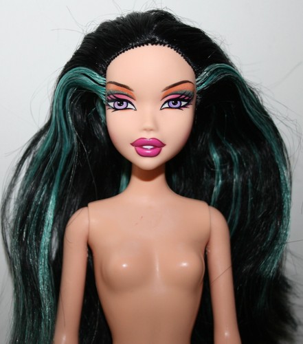 Mattel My Scene Barbie Doll ROLLER GIRL NOLEE Blue Streaked Hair Pierced Ears - Picture 4 of 17