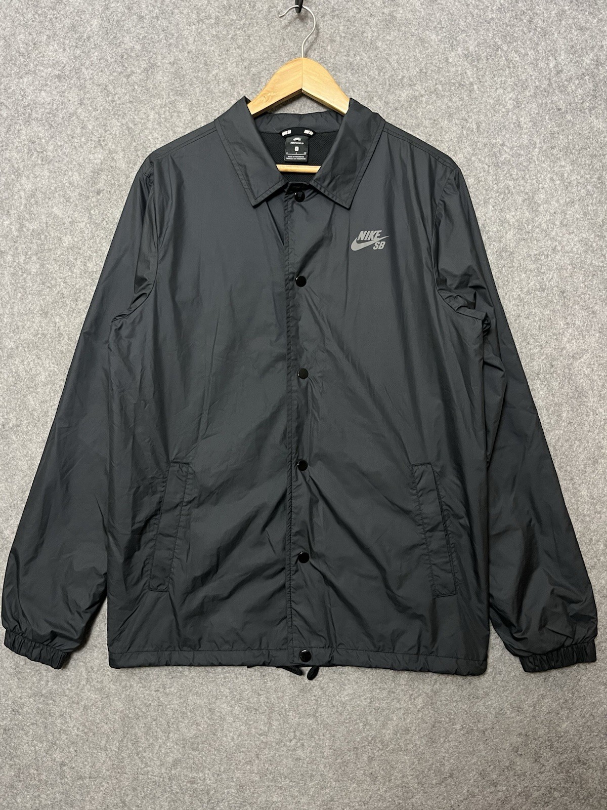 SACAI X NIKE Giacca a vento Nike SB Shield Coaches colletto 829509 010 uomo piccolo scatto