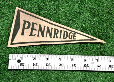   - FELT PENNANT - PENNRIDGE - green on cream, little guy - nice original