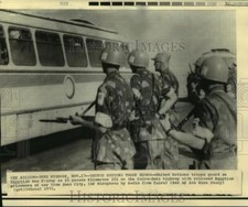 1973 Press Photo United Nations troops guard Egyptian bus at KM 101 - now00861