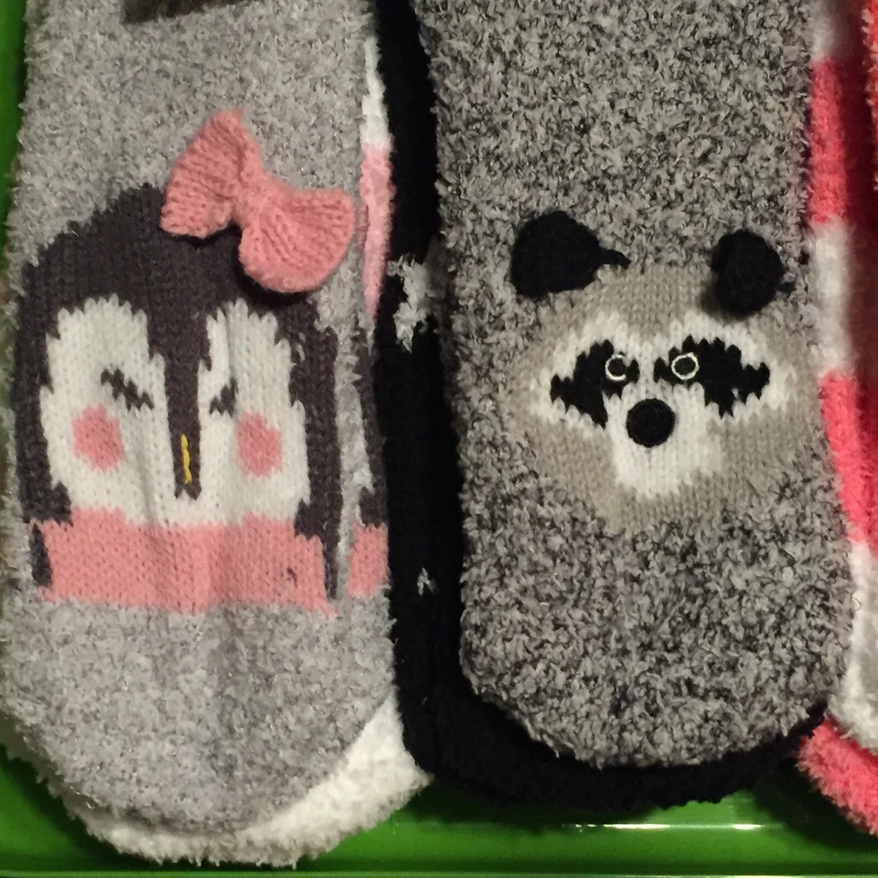 NUEVO CON ETIQUETAS 3 paquetes Acogedores Critters Calcetines Difusos Mapache Caras de Animales Rayas Pompones Suaves Foto 2 de 4