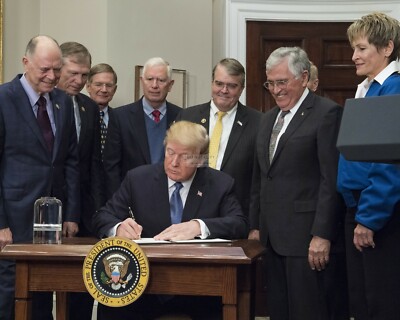 DONALD TRUMP SIGNS SPACE DIRECTIVE TO RETURN TO THE MOON - 8X10 PHOTO (OP-971)