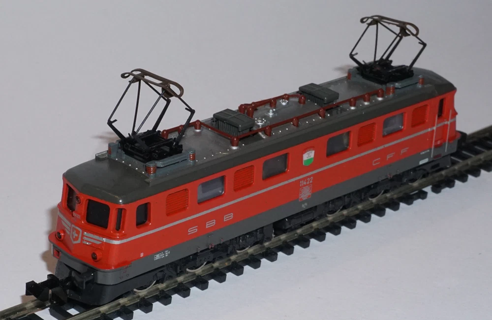 Locomotives rouges en fonction d'éclairage pour modélisme ferroviaire à l'échelle N