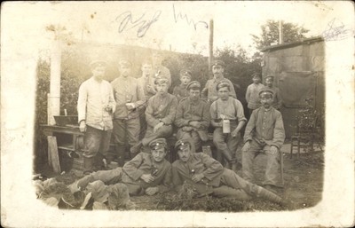 Carte postale photo soldats allemands en uniforme, baraque, jardin, chope remise à bière,... - 4256536