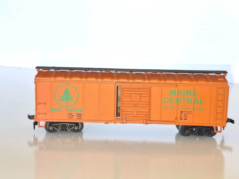 Mehano Maine Central 40' Boxcar.  Good cond. HO scale. No Box. Missing One Step. - Image 3 of 4