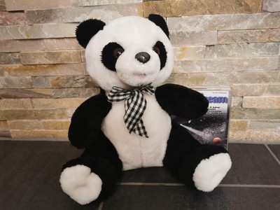 Kuscheltier Panda sitzend schwarz/weiß mit Schleife 