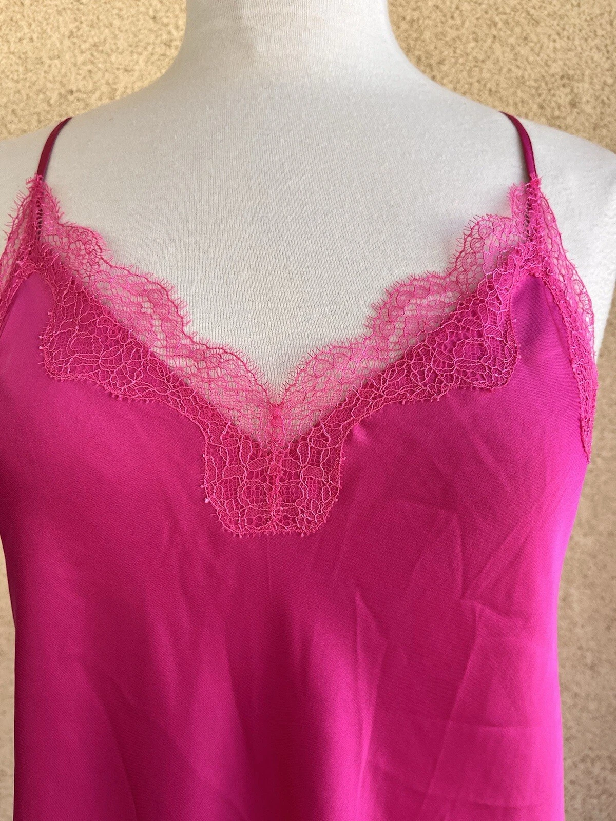 UNDERCOVER Abito Victoria Secret taglia media rosa caldo slip fiocco pizzo scollo dietro civetta