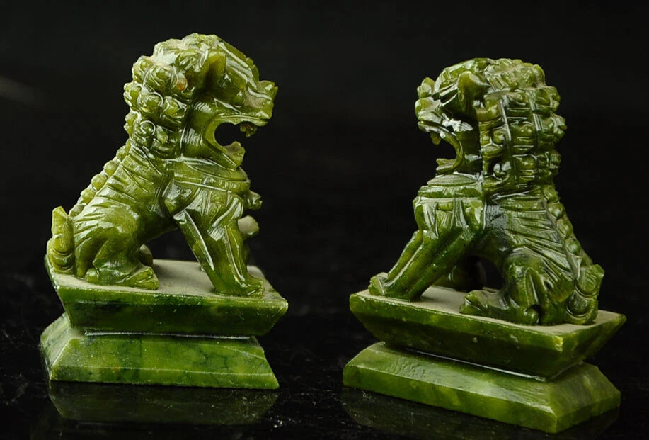 Raro par de estatuas de mano de jade verde natural 100 % chino para perros y leones Foto 3 de 4