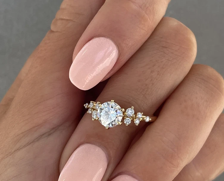 Anillo de compromiso de moissanita de corte redondo de 1,00 quilates, anillo de promesa para novia Foto 4 de 4