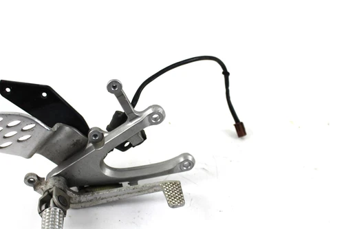 04-06 Yamaha R1 YZF-R1 Right Rearset Foot Rest Peg