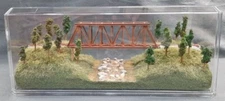Z SCALE 13"-SINGLETRACK-BRIDGE w/ STREAM "SUMMER SCENE" TRAIN DISPLAY CASE