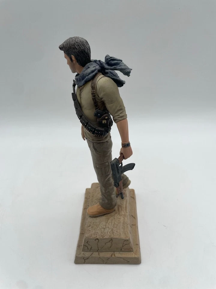Estatua y caja de Nathan Drake Uncharted 3: Drake's Deception Edición Coleccionista solamente Foto 4 de 4