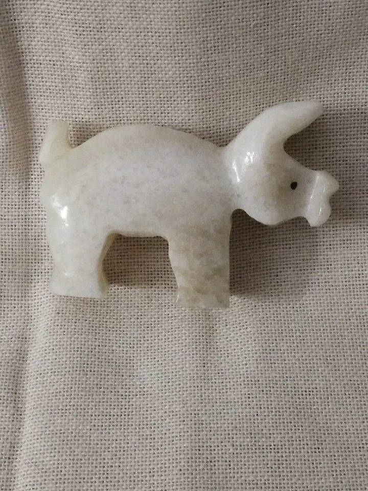 Piedra vintage tallada a mano PIG blanca con mancha oscura pulida usada Foto 2 de 4