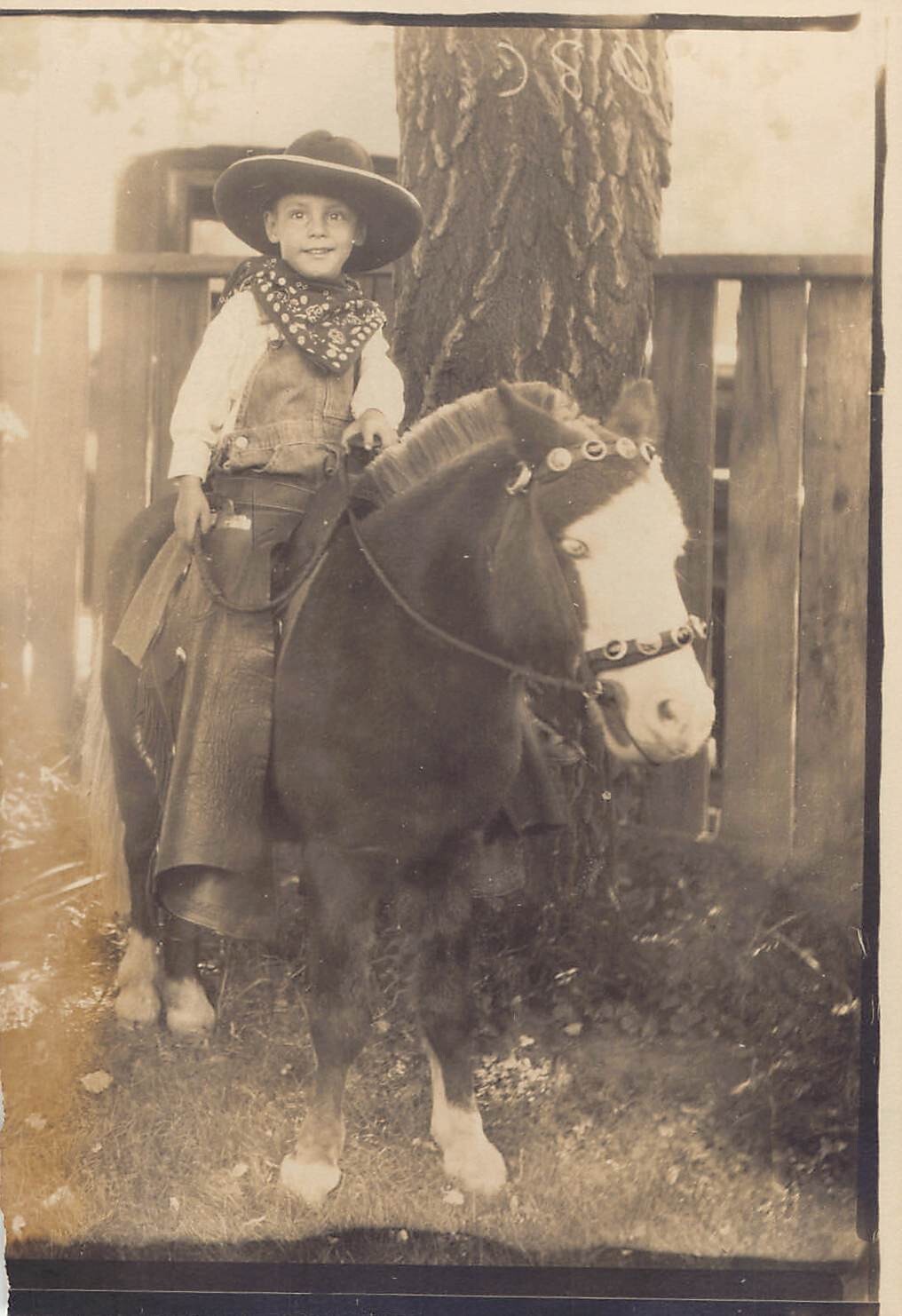 Cappello da cowboy vintage ragazzo su pony anni '30 foto cortile cavallo fazzoletto