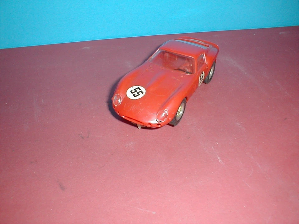 REVELL 1/32 VINTAGE ROJO FERRARI RUNNING SLOT CAR TIENE UN TUBO DE ESCAPE FALTANTE Foto 2 de 4