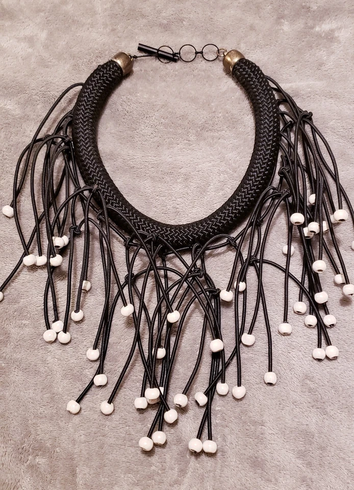 Collar babero Michaela Malin, cuentas de resina crema negra y perlada, venta al por menor: $330 Foto 4 de 4