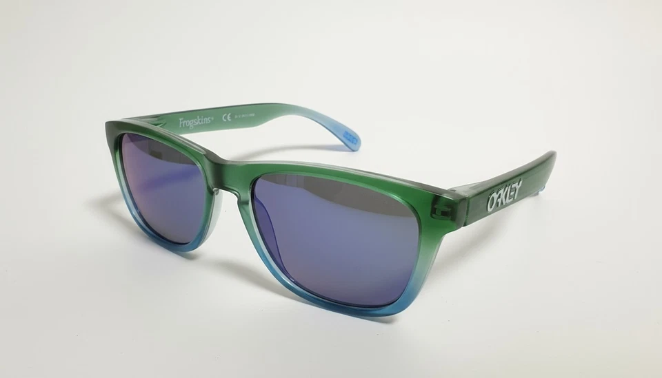 Oakley Frogskins Like Sunglasses, Green Green Polarized Unisex Sunglasses - Image 3 of 4