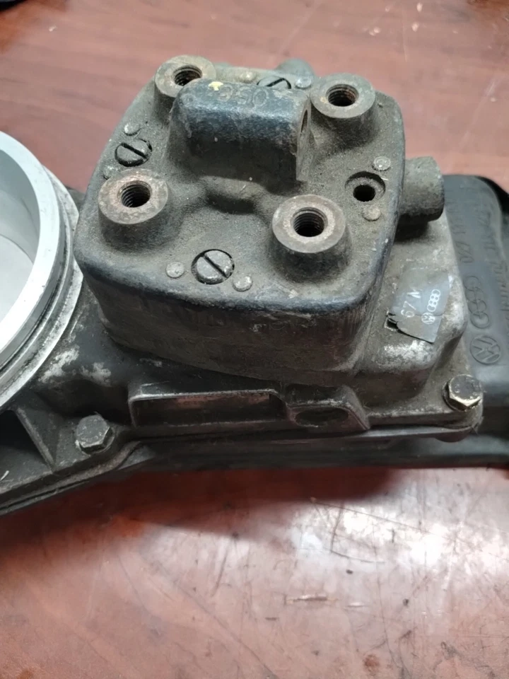 DISTRIBUIDOR DE COMBUSTIBLE BOSCH 0438100021 0 438 100 021 VW AUDI 1.6 Foto 3 de 4