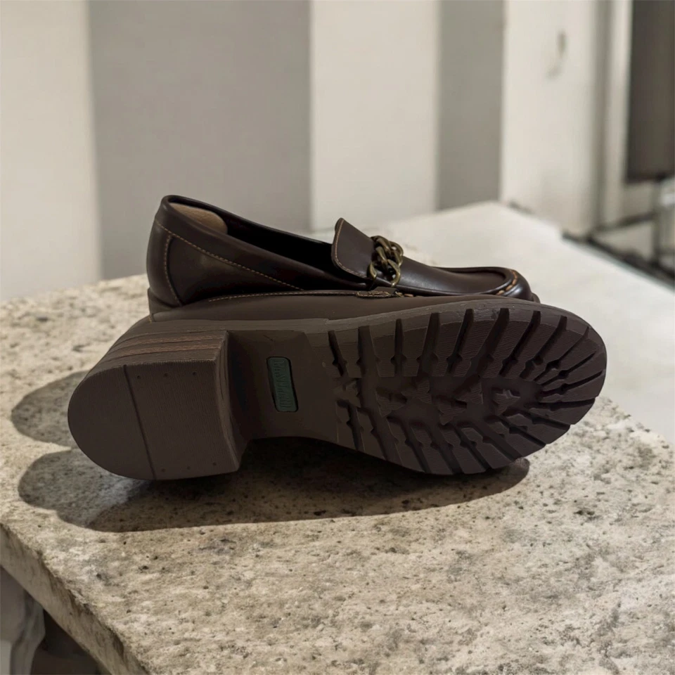 Mocasines Eastland para mujer de cuero marrón con detalle de cadena Foto 3 de 4